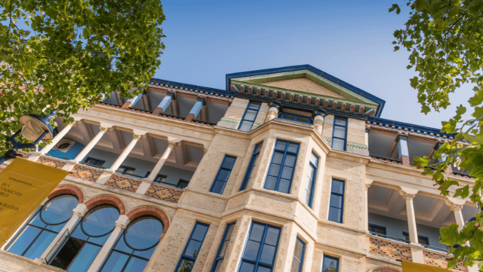 Cambridge Judge Business School exterior.