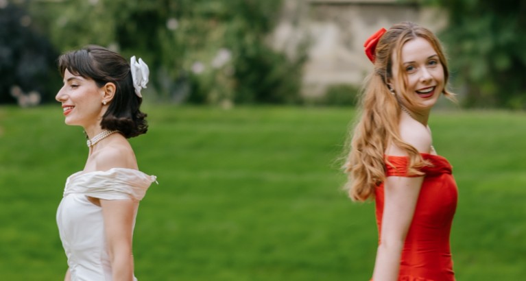 2 girls in front of a College.